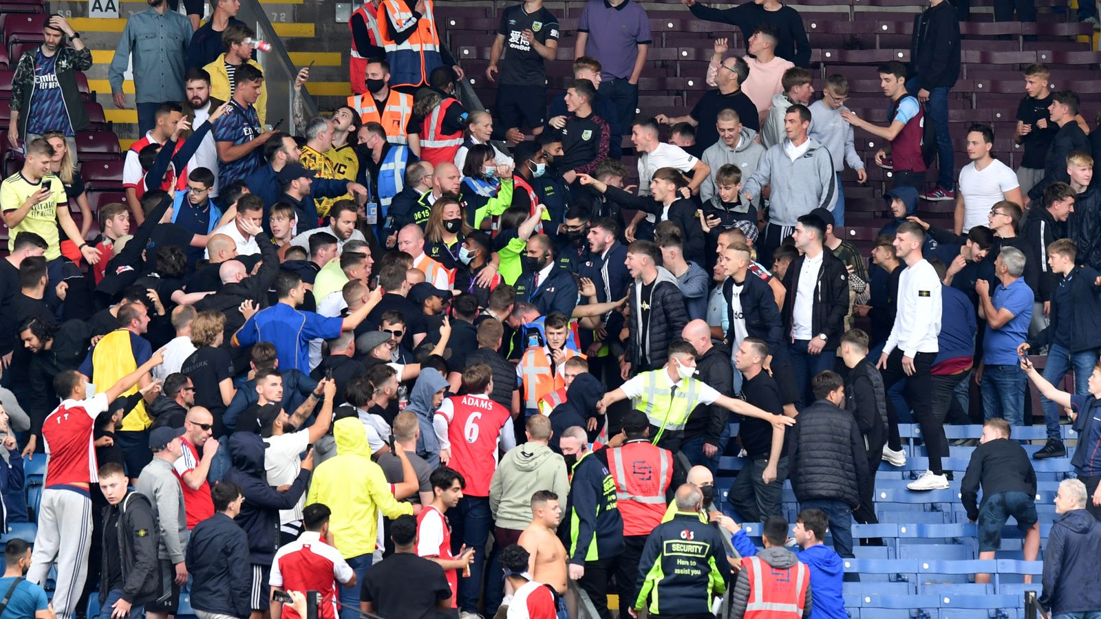 Фанаты «Бёрнли» и «Арсенала» устроили потасовку после матча